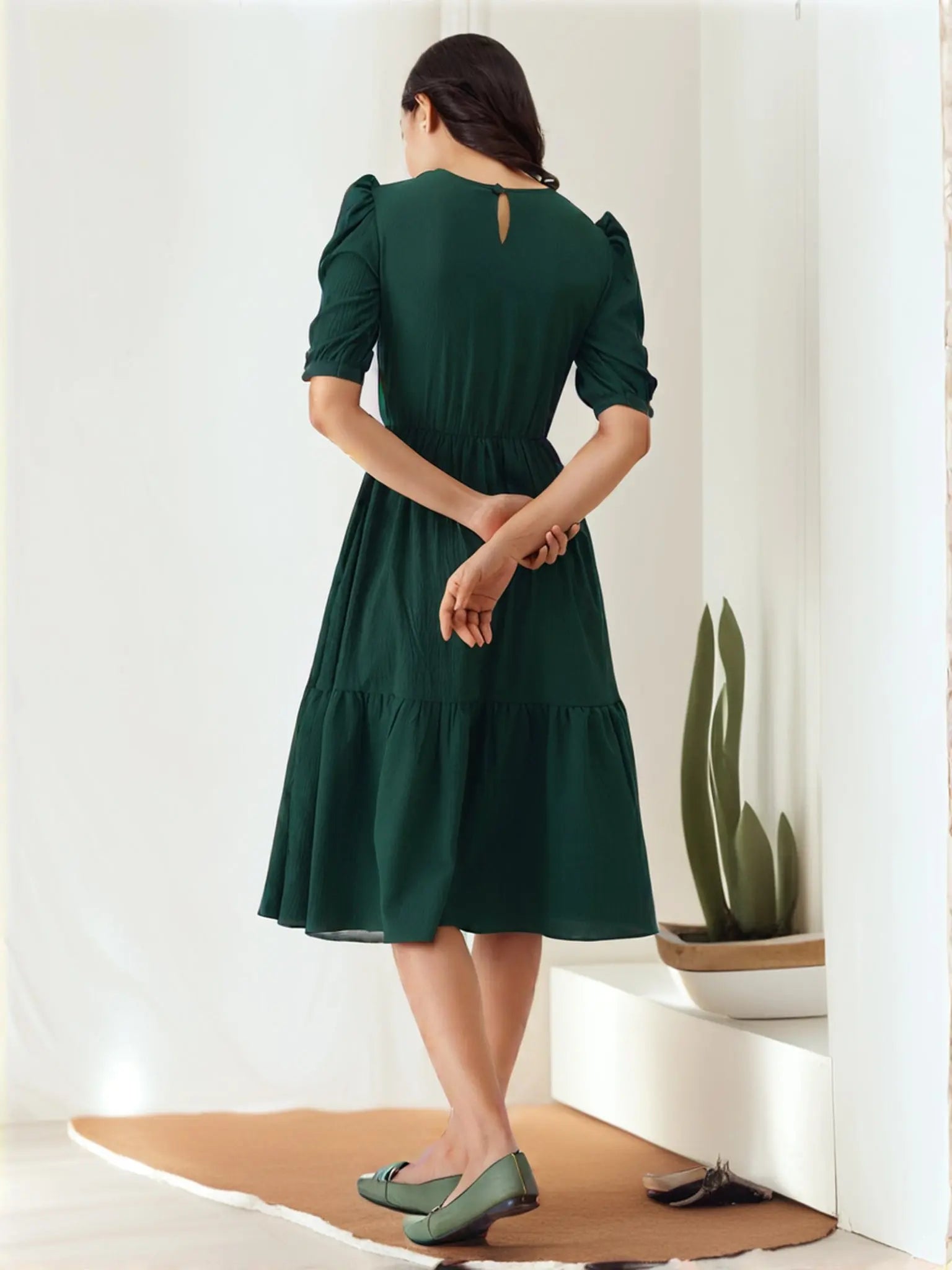 Istyle Can Bottle Green Solid Puff Sleeve Crepe Fit & Flare Midi Dress Secondary image